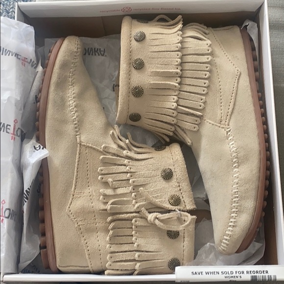 Minnetonka Double Fringe Side Zip Boot - Picture 7 of 7